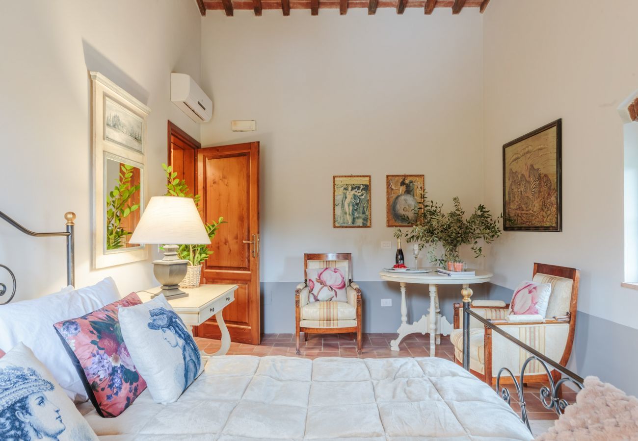 Villa a Lamporecchio - Villa Veranda with shared Pool in a Borgo