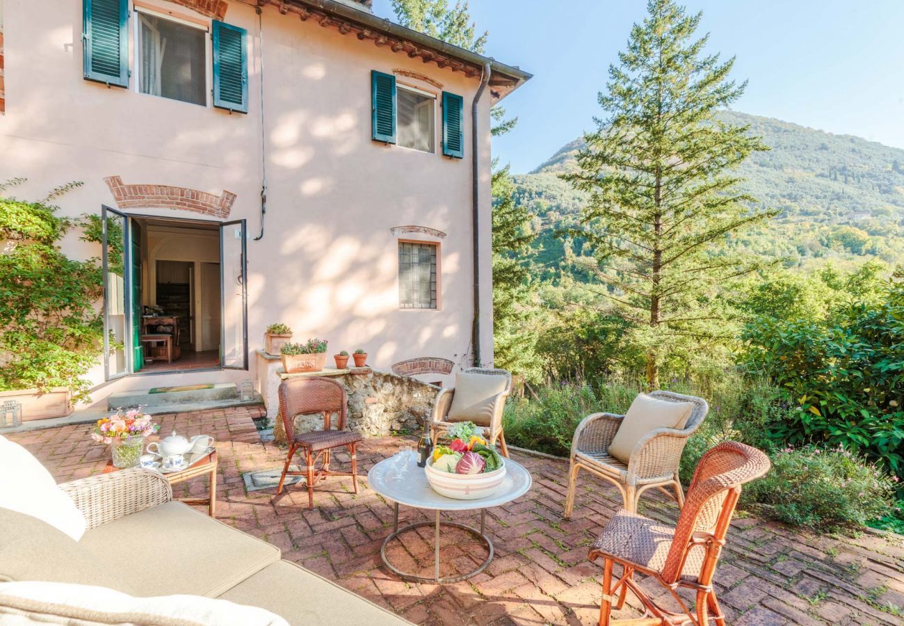 Villa a Camaiore - Villa Birdsong, among the Woods in Camaiore