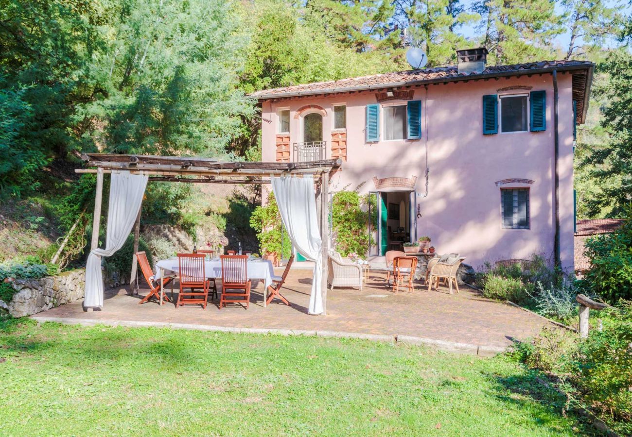 Villa a Camaiore - Villa Birdsong, among the Woods in Camaiore