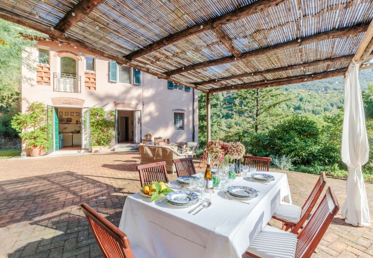 Villa a Camaiore - Villa Birdsong, among the Woods in Camaiore