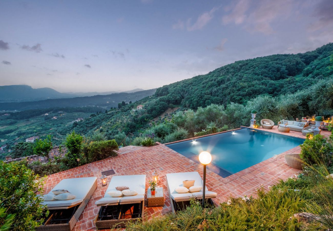 Villa a San Concordio di Moriano - Villa Lina, Luxury Farmhouse with Pool and Amazing View close to Lucca Town Centre