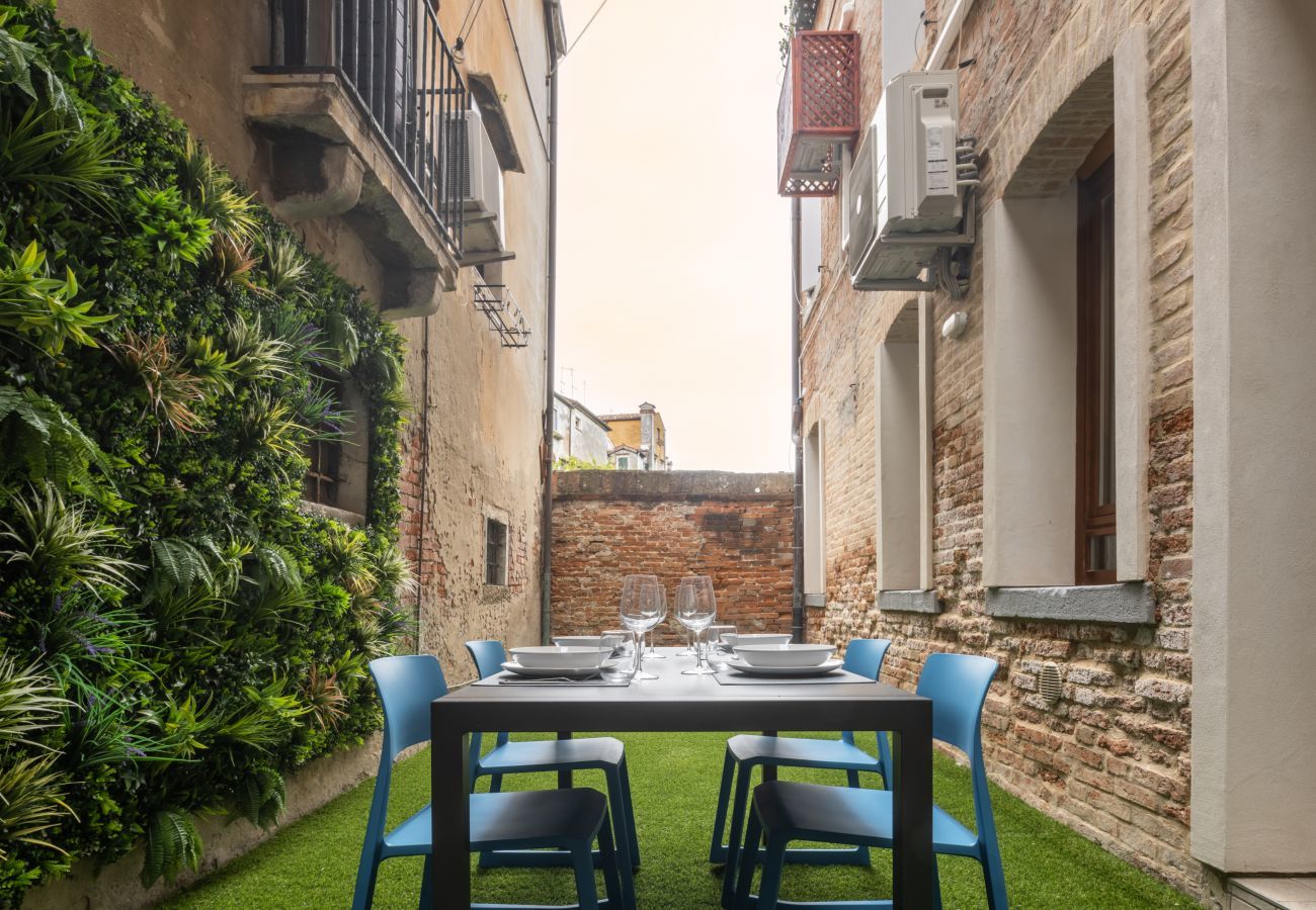 Appartamento a Venezia - Castello  Apartment with Garden R&R