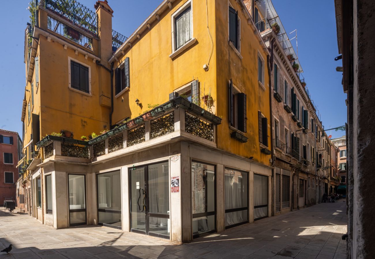 Appartamento a Venezia - Castello  Apartment with Garden R&R