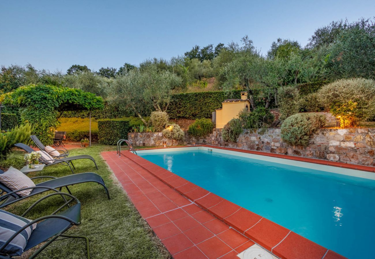 Villa a Lucca - Villa Debby, 2 bedrooms Farmhouse with Pool on the Hills of Lucca