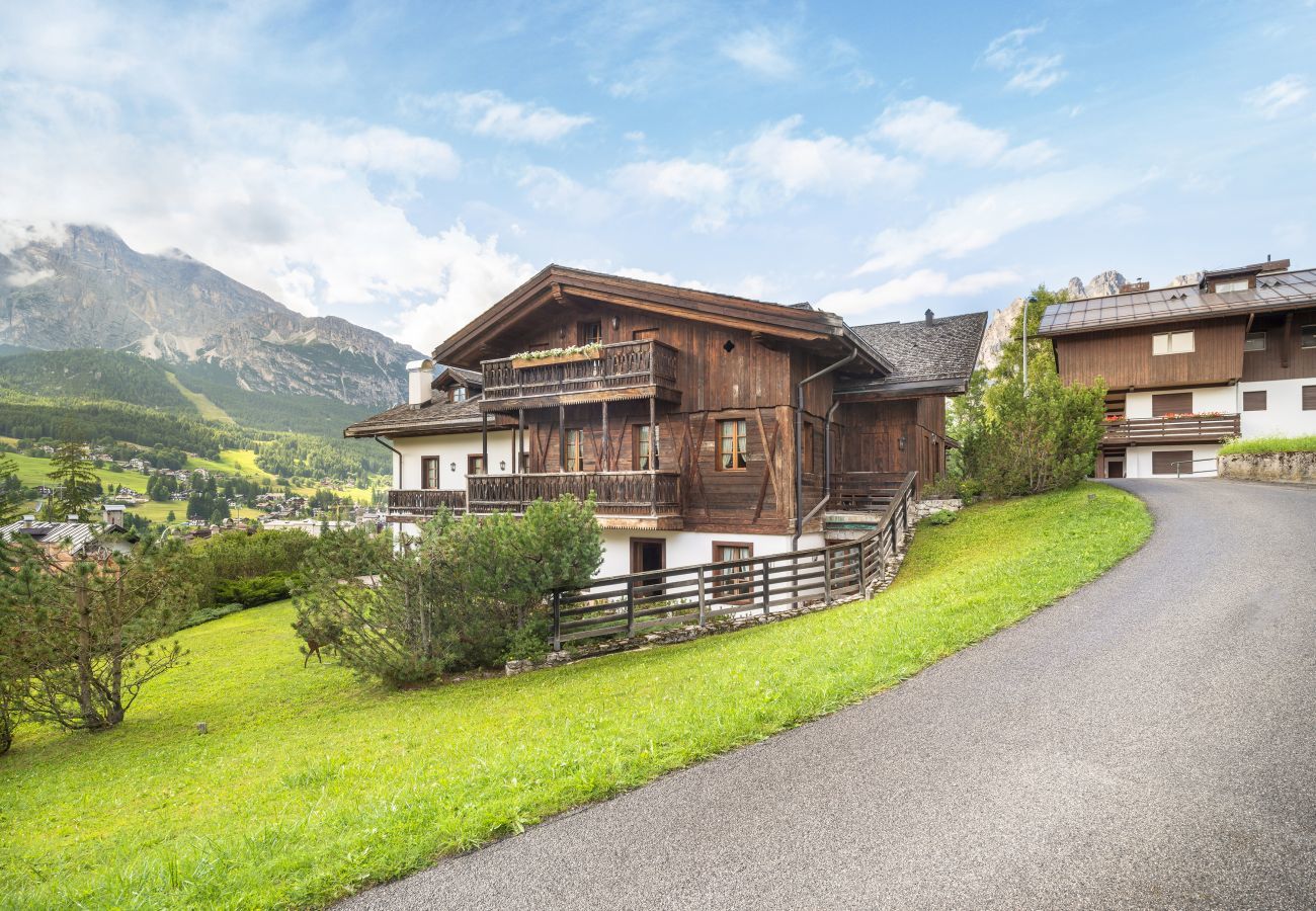 Appartamento a Cortina d´Ampezzo - Elegant Tablà with Garden R&R