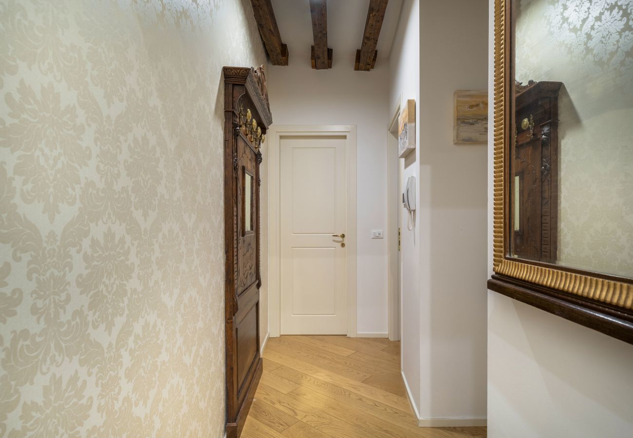 Appartamento a Venezia - Ca' Venier Apartment with Balcony R&R