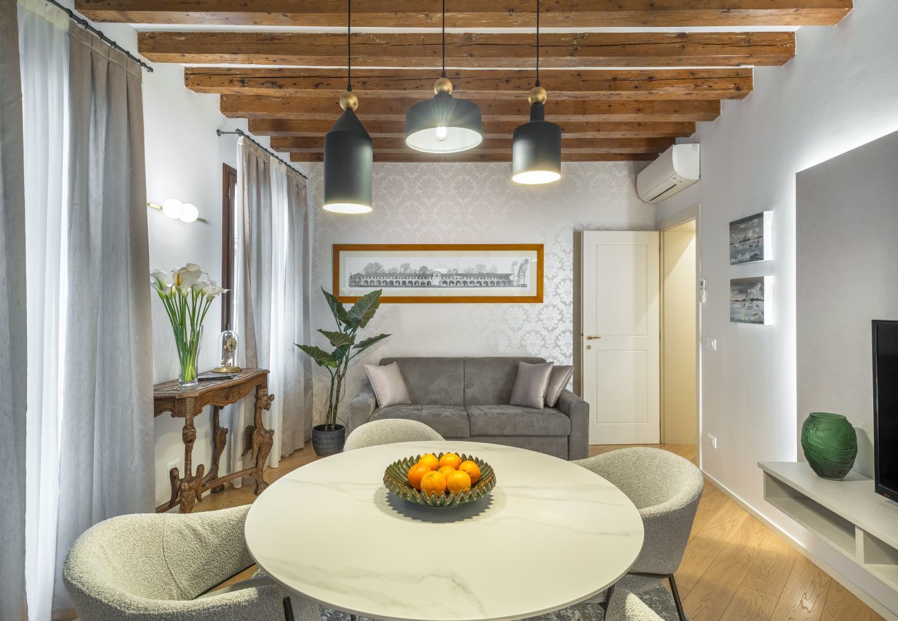 Appartamento a Venezia - Ca' Venier Apartment with Balcony R&R