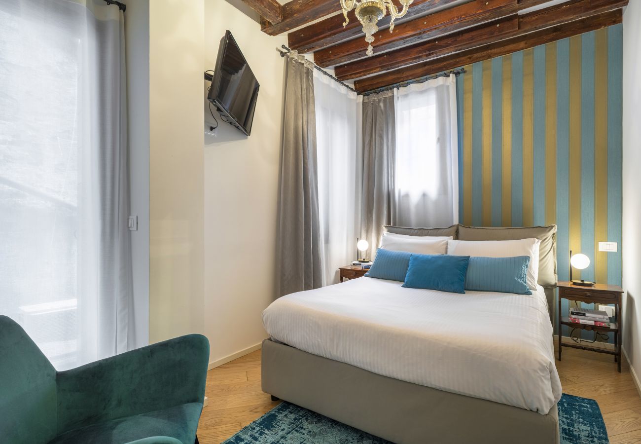 Appartamento a Venezia - Ca' Venier Apartment with Balcony R&R