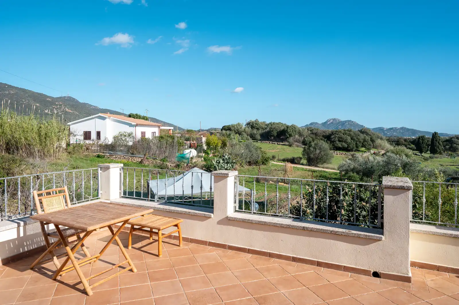 Terrasse der Villa Calyra mit Blick auf die Landschaft rund um Olbia