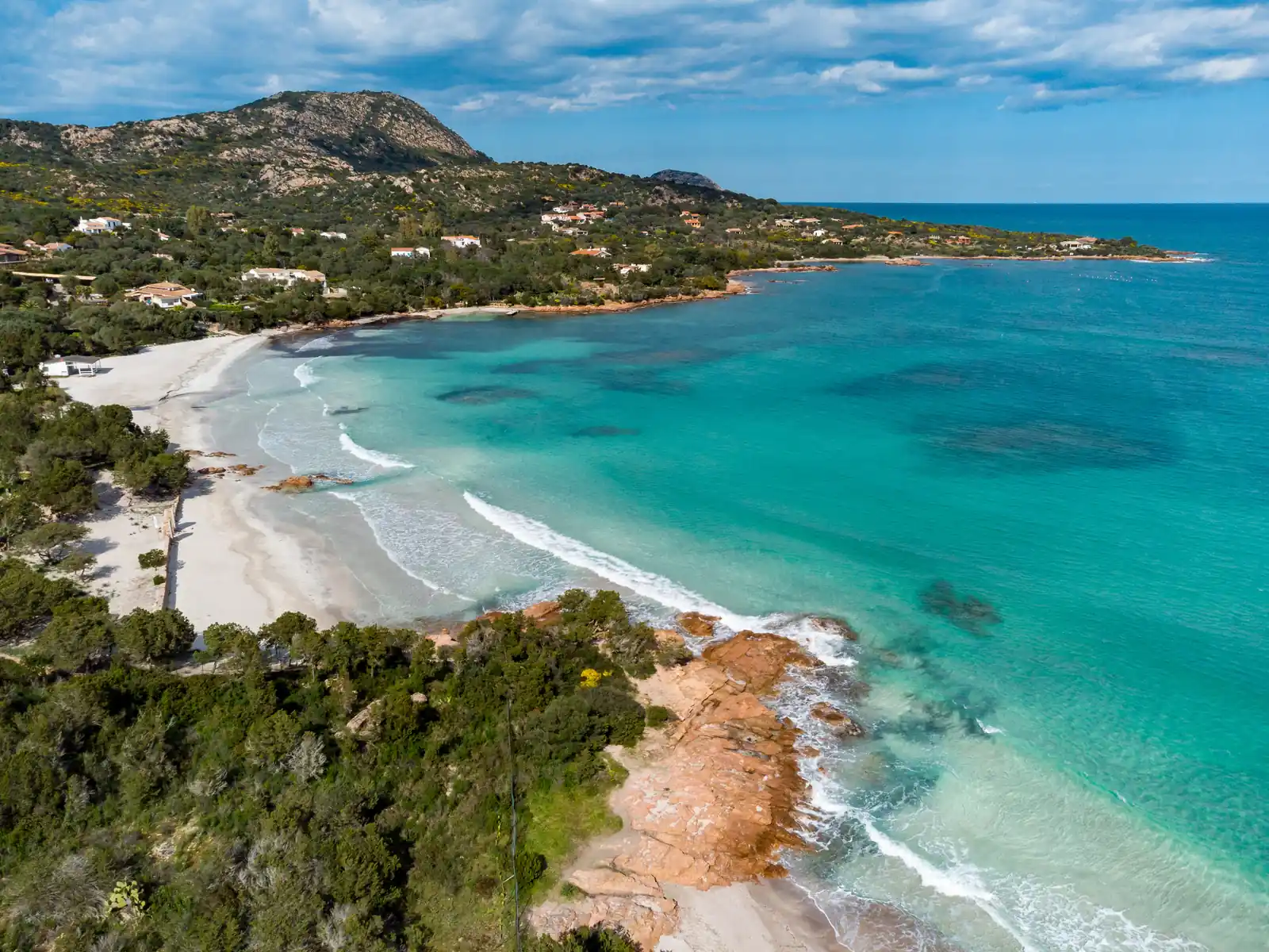 Klares Meer und Küste bei Porto Istana im Nordosten Sardiniens