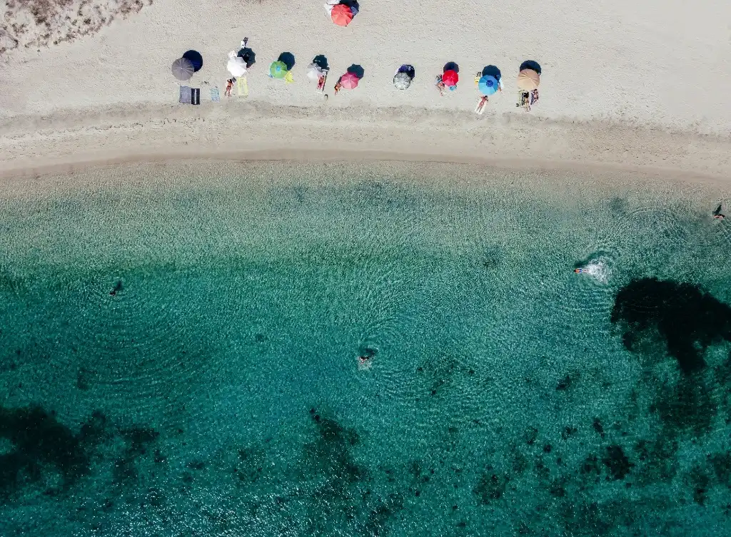 Vista aerea di una spiaggia vicino Olbia con acqua turchese