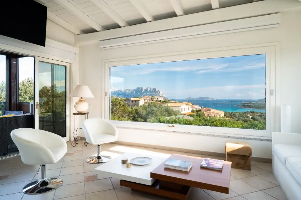 Vista panoramica sul mare dal soggiorno di una villa di lusso in Sardegna gestita da Klodge