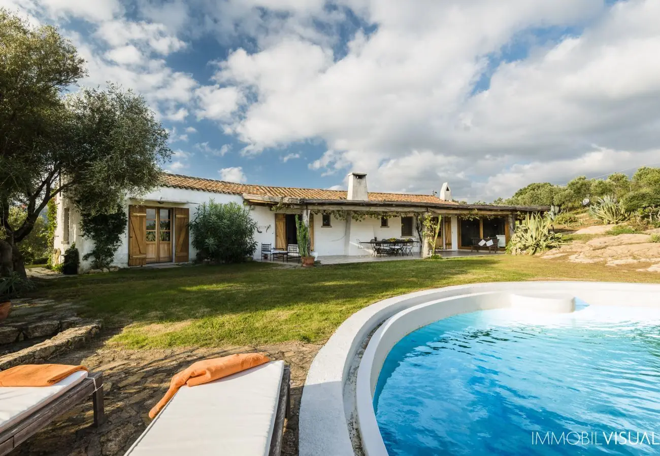 Piscina privata e spazi esterni di Villa Relais a Golfo Aranci