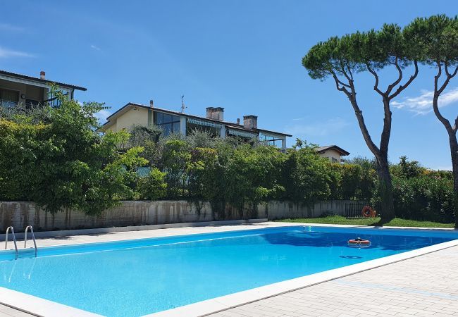 Ferienwohnung in Lazise - Regarda - Wohnung Brezza di Lago 1 mit Pool und Klimaanlage -Ruhe und Entspannung nur wenige Meter vom Zentrum von Lazise entfernt.