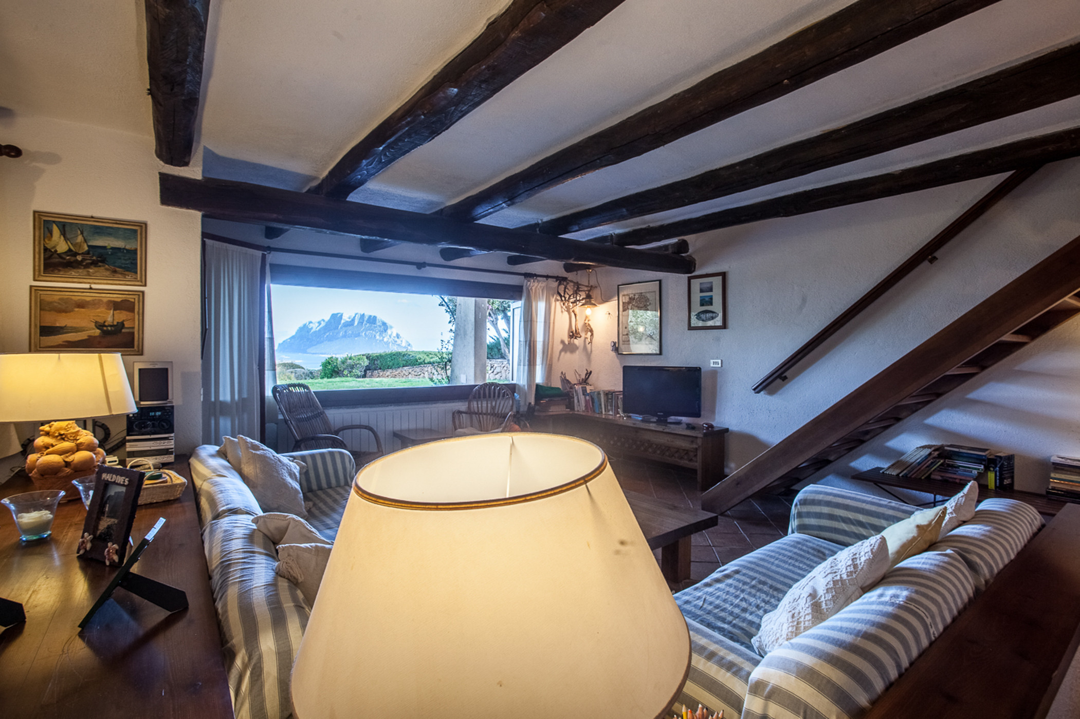 Villa Alberto - Wohnzimmer mit Blick auf den Garten und das Meer in Mietvilla in Monte Contros
