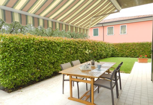 Ferienwohnung in Lazise - Regarda- Dreizimmerwohnung Promenade in Lazise mit Garten und Pool