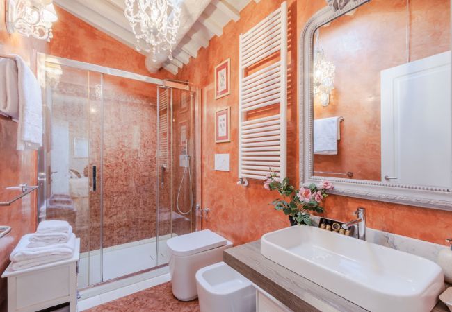 Ferienwohnung in Lucca - Casa Laura, a Terrace above Lucca Ferienwohnung in Lucca - Casa Laura, a Terrace above Lucca