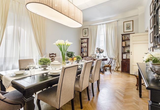 Ferienwohnung in Lucca - Elegant and Homey 4 Bedrooms Apartment, Air Conditioning within the Lucca Walls
