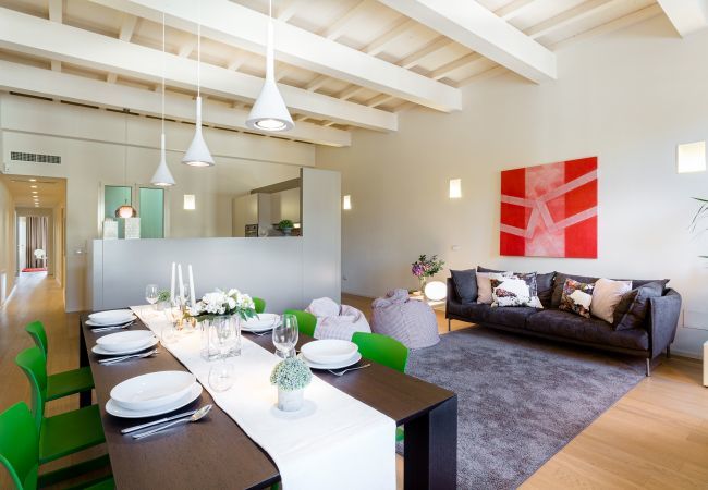 Ferienwohnung in Lucca -  Moderne, geräumige 2-Zimmer-Wohnung mit Terrasse und Aufzug