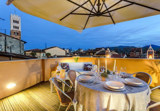 Ferienwohnung in Lucca - Atemberaubende Ausblicke auf Lucca von einer geräumigen, möblierten Terrasse in den Mauern