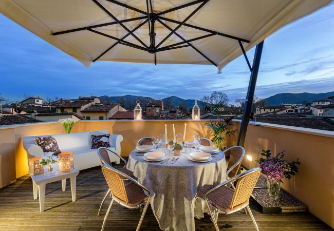 Ferienwohnung in Lucca - Atemberaubende Ausblicke auf Lucca von einer geräumigen, möblierten Terrasse in den Mauern