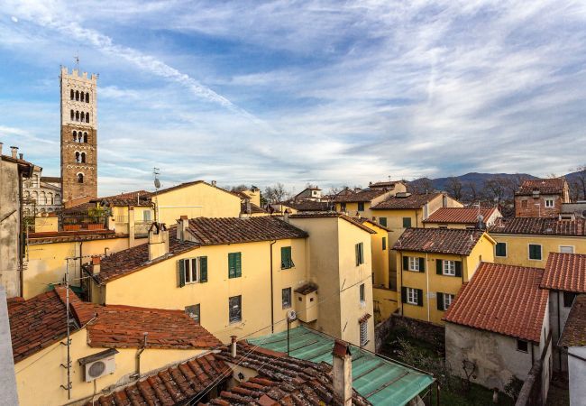 Ferienwohnung in Lucca - Atemberaubende Ausblicke auf Lucca von einer geräumigen, möblierten Terrasse in den Mauern