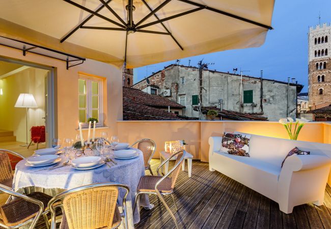 Ferienwohnung in Lucca - Atemberaubende Ausblicke auf Lucca von einer geräumigen, möblierten Terrasse in den Mauern