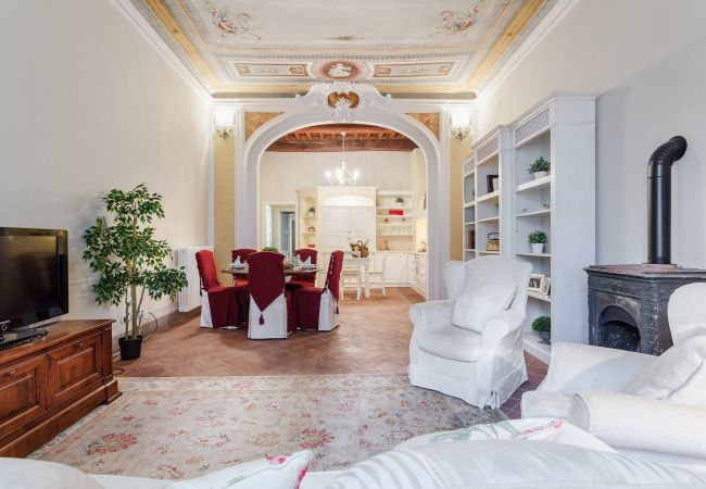 Ferienwohnung in Lucca -  Jenseits des außergewöhnlichen romantischen ruhigen geräumigen Apartments neben dem Guinigi Tower