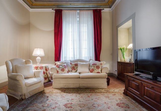 Ferienwohnung in Lucca -  Jenseits des außergewöhnlichen romantischen ruhigen geräumigen Apartments neben dem Guinigi Tower