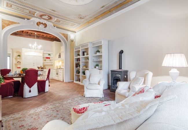 Ferienwohnung in Lucca -  Jenseits des außergewöhnlichen romantischen ruhigen geräumigen Apartments neben dem Guinigi Tower