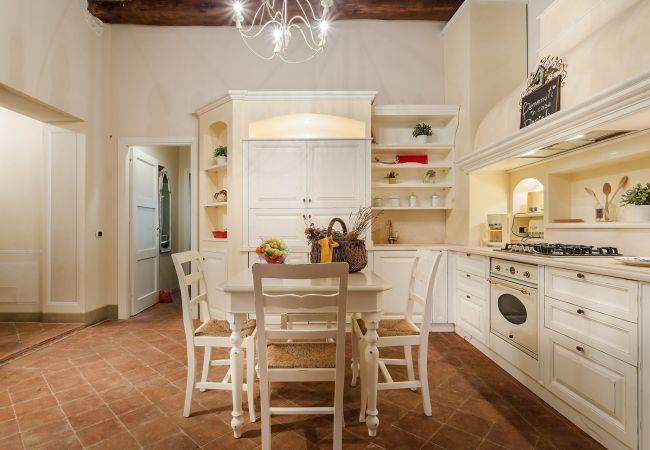 Ferienwohnung in Lucca -  Jenseits des außergewöhnlichen romantischen ruhigen geräumigen Apartments neben dem Guinigi Tower