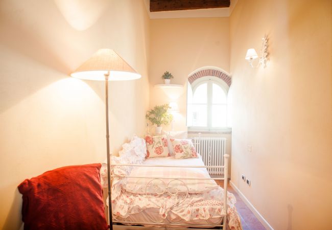 Ferienwohnung in Lucca -  Jenseits des außergewöhnlichen romantischen ruhigen geräumigen Apartments neben dem Guinigi Tower