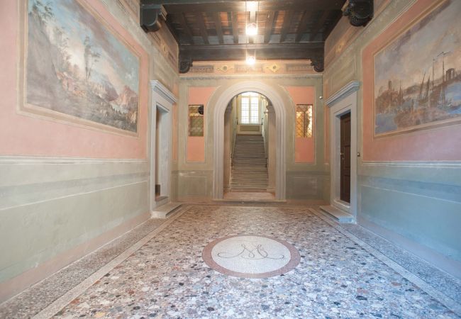 Ferienwohnung in Lucca -  Jenseits des außergewöhnlichen romantischen ruhigen geräumigen Apartments neben dem Guinigi Tower