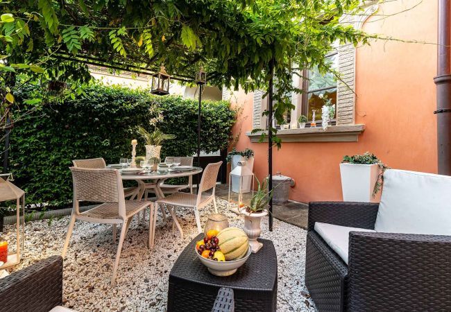 Ferienwohnung in Lucca - Spacious Ground Floor Apartment with Private Garden Inside the Walls of Lucca