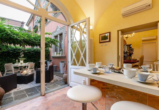 Ferienwohnung in Lucca - Spacious Ground Floor Apartment with Private Garden Inside the Walls of Lucca