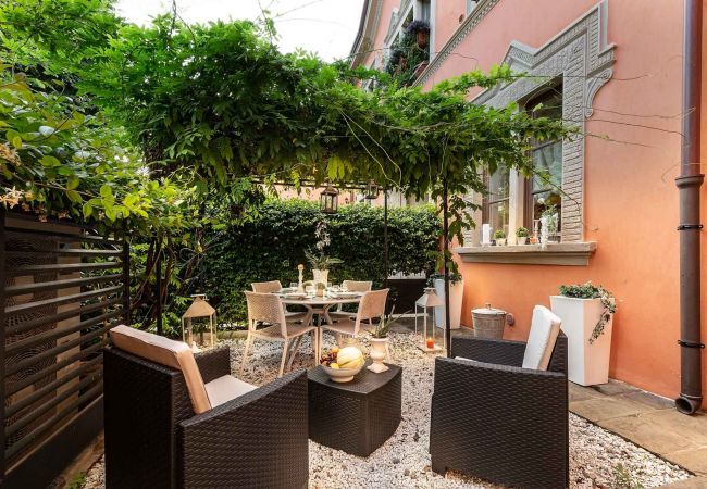 Ferienwohnung in Lucca - Spacious Ground Floor Apartment with Private Garden Inside the Walls of Lucca