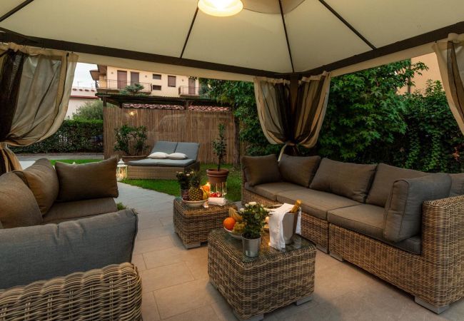 Villa in Lucca - VILLA OLIVIA: a New Luxury Villa with Garden in Lucca with PARKING