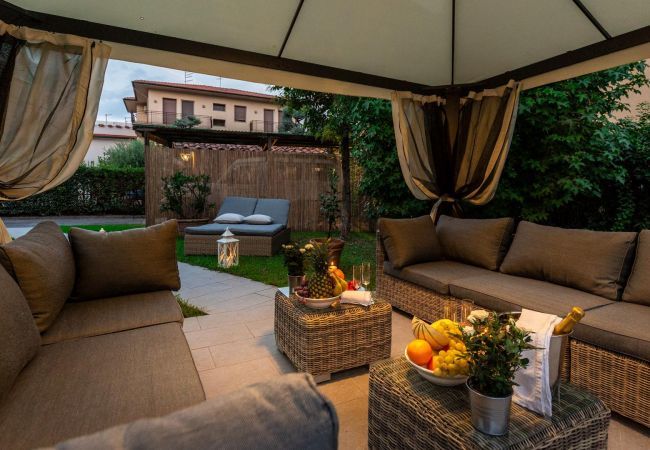 Villa in Lucca - VILLA OLIVIA: a New Luxury Villa with Garden in Lucca with PARKING