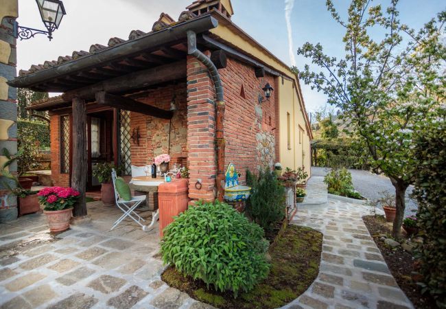 Villa in Uzzano - Rosyabate Cottage Villa in Uzzano - Rosyabate Cottage