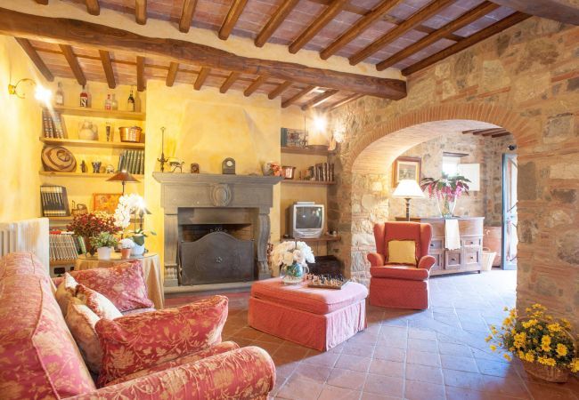 Villa in Aquilea - Romantic farmhouse villa in Lucca to sleep 5 guests with private pool and wi-fi