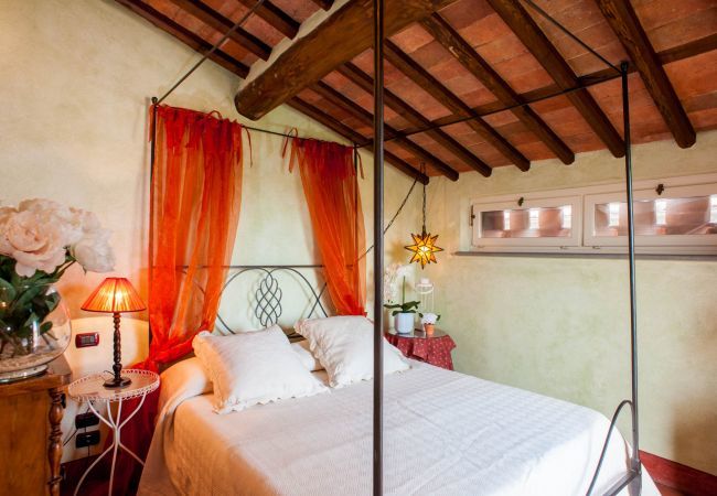 Villa in Aquilea - Romantic farmhouse villa in Lucca to sleep 5 guests with private pool and wi-fi