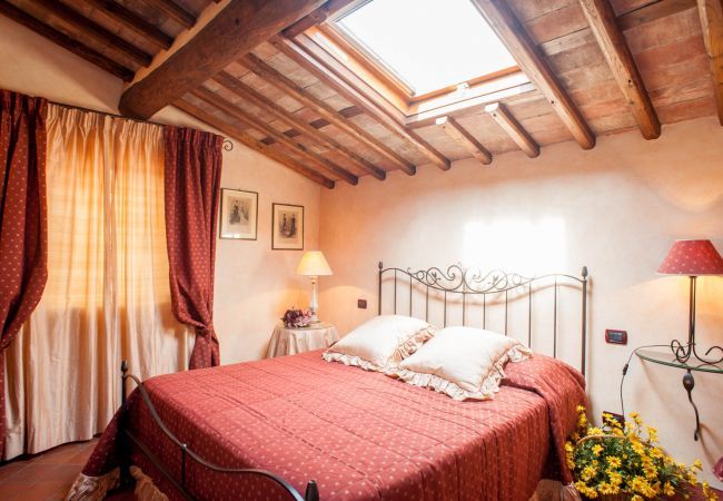 Villa in Aquilea - Romantic farmhouse villa in Lucca to sleep 5 guests with private pool and wi-fi