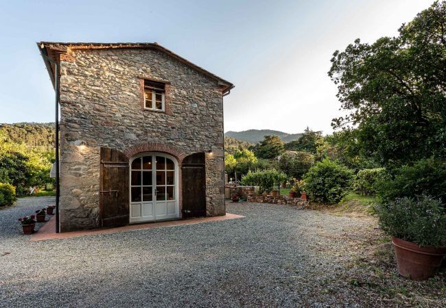 Villa in Pieve di Compito - A secret sweet idyllic retreat for 2 couples with private pool & air conditioning