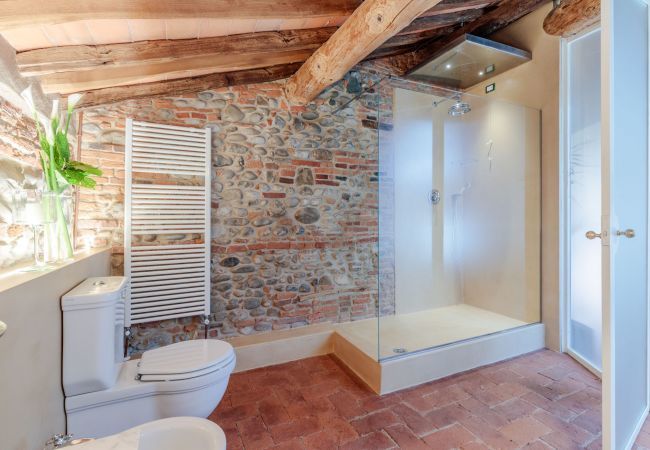 Villa in Lucca - VILLA HUGO, Understated Luxury 5 Bedrooms Villa with Pool and a Welcoming Ambience