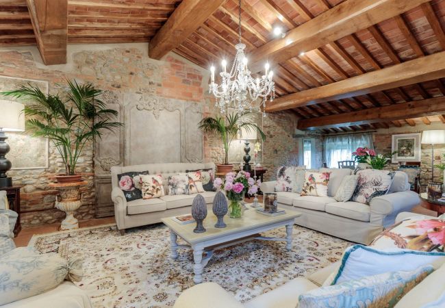 Villa in Lucca - VILLA HUGO, Understated Luxury 5 Bedrooms Villa with Pool and a Welcoming Ambience