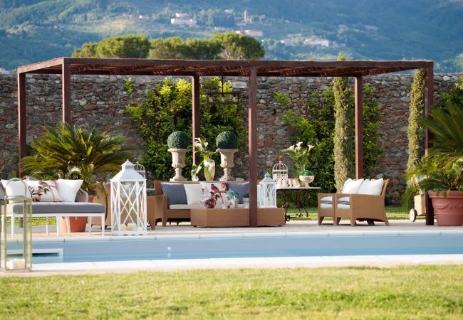 Villa in Lucca - VILLA HUGO, Understated Luxury 5 Bedrooms Villa with Pool and a Welcoming Ambience