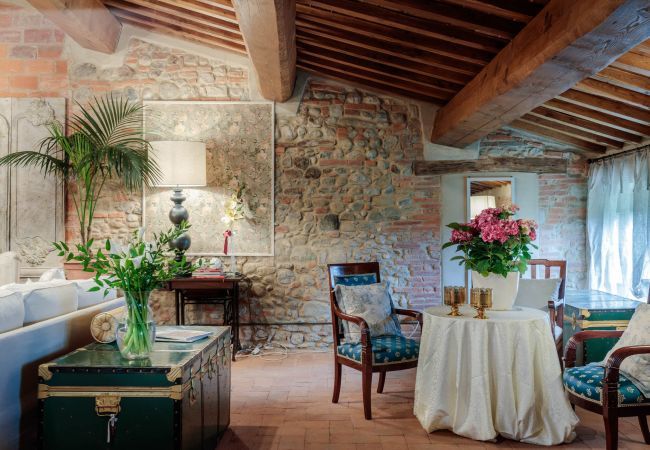 Villa in Lucca - VILLA HUGO, Understated Luxury 5 Bedrooms Villa with Pool and a Welcoming Ambience