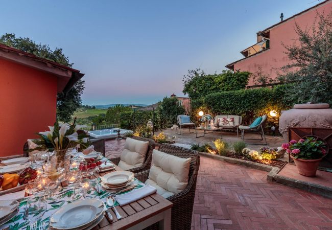 Villa in Marcialla - VILLA CHIANTI, your Secret 4 Bedrooms Retreat with View over the Vineyards in Marcialla