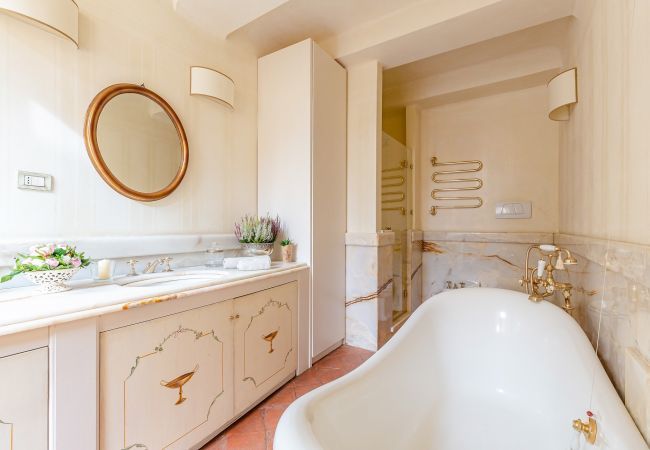 Ferienwohnung in Lucca - CASA PENELOPE, Luxury Apartment with Space for Groups. 8 Bedrooms and 7 Bathrooms