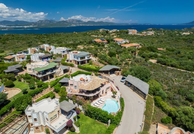 Villa in Olbia - Villa Majra - fantastischer Pool mit Blick auf Tavolara